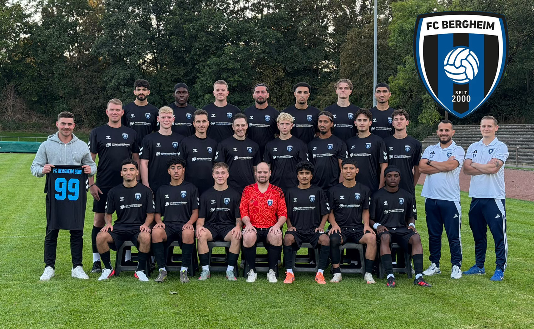 Die Mannschaft des FC Bergheim 2000 in Trikots mit dem Logo des KFZ-Sachverständigenbüros Pulheim